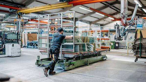Nhân viên công nghệ kính phẳng – Flachlastechnologe