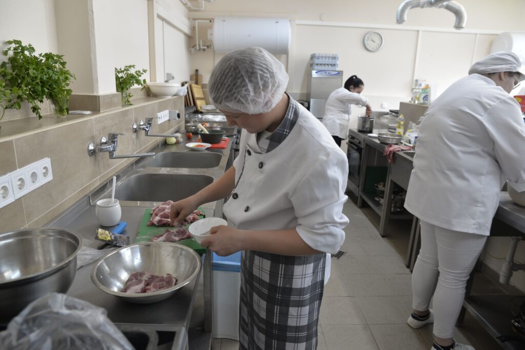 Phụ bếp