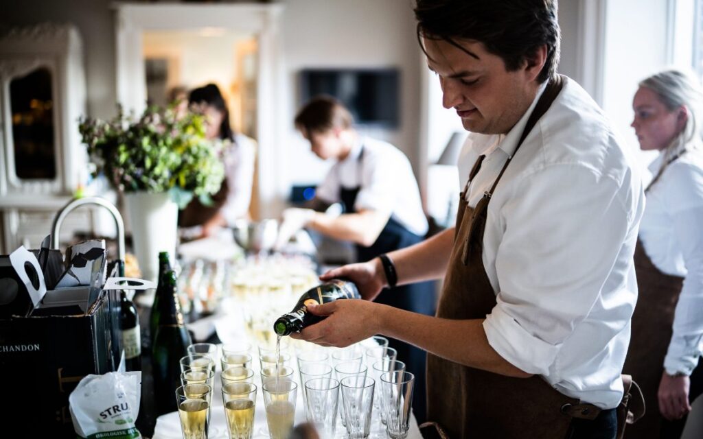 Nhân viên Nhà Hàng – Fachkraft fuer Gastronomie